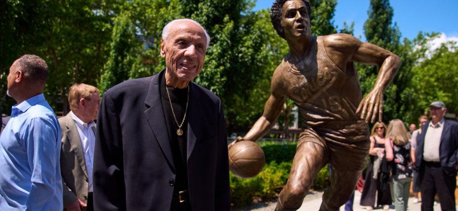 lenny-wilkens,-legendary-nba-player-and-coach,-dies-at-88