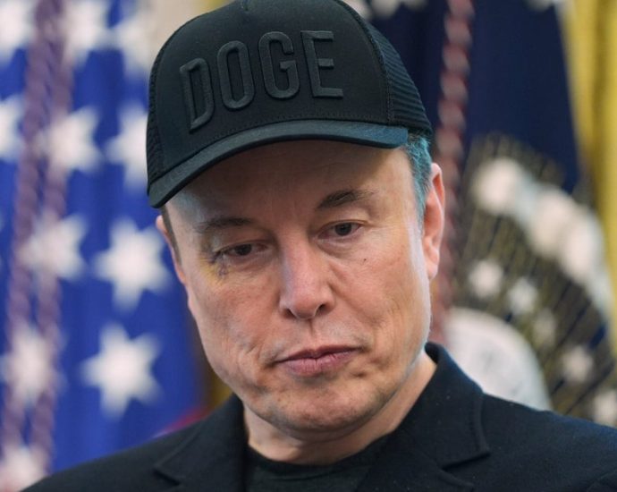 this-acclaimed-author’s-roast-of-‘uncultured’-elon-musk-is-an-absolute-‘beauty’