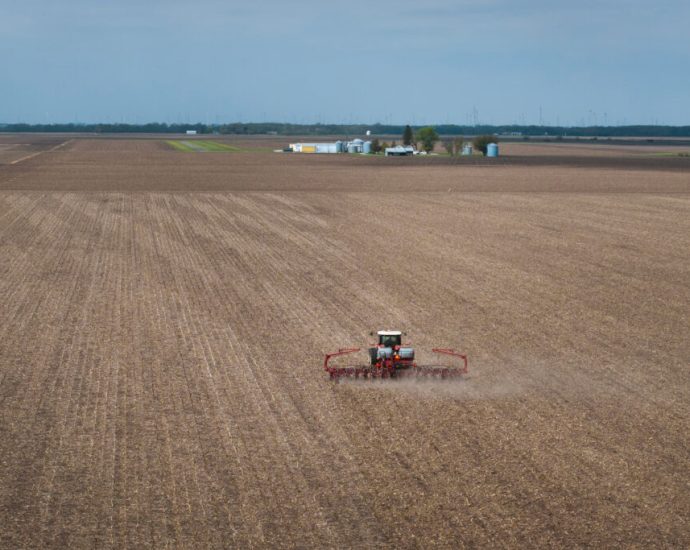 unpredictable-spurts-of-dry-and-wet-weather-cause-confusion-and-new-challenges-for-midwestern-farmers