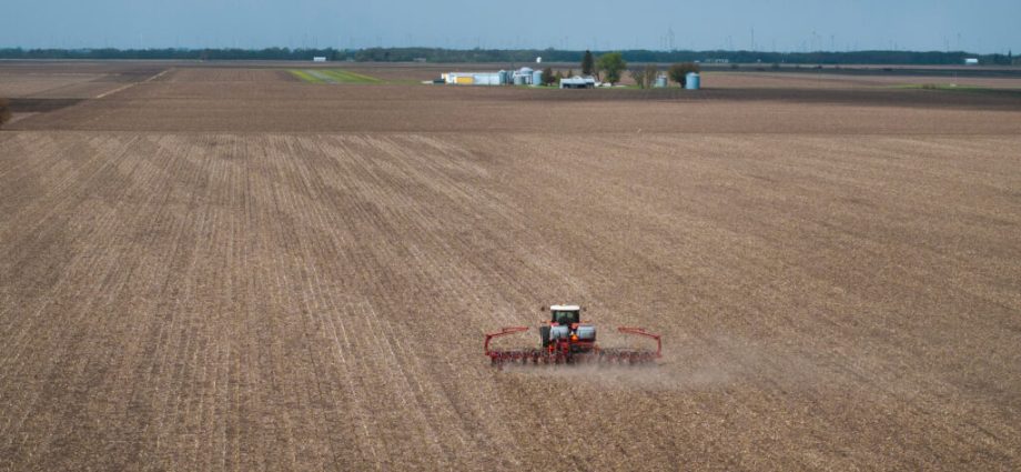 unpredictable-spurts-of-dry-and-wet-weather-cause-confusion-and-new-challenges-for-midwestern-farmers