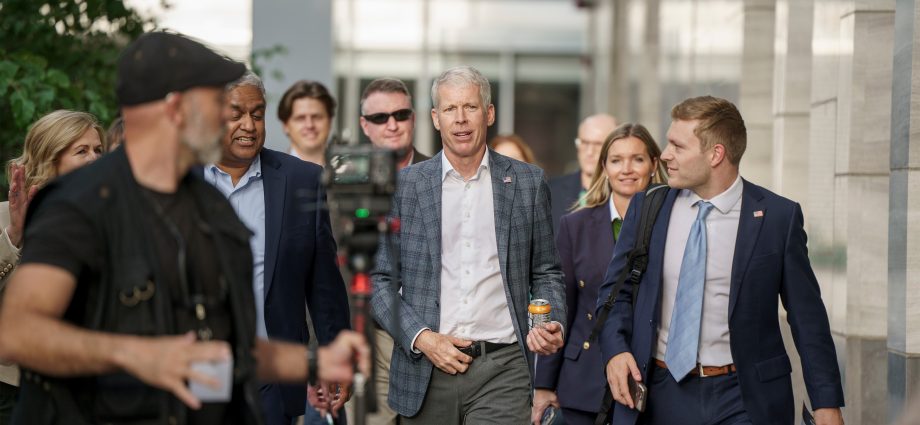 secretary-of-energy-chris-wright-’85-visits-mit