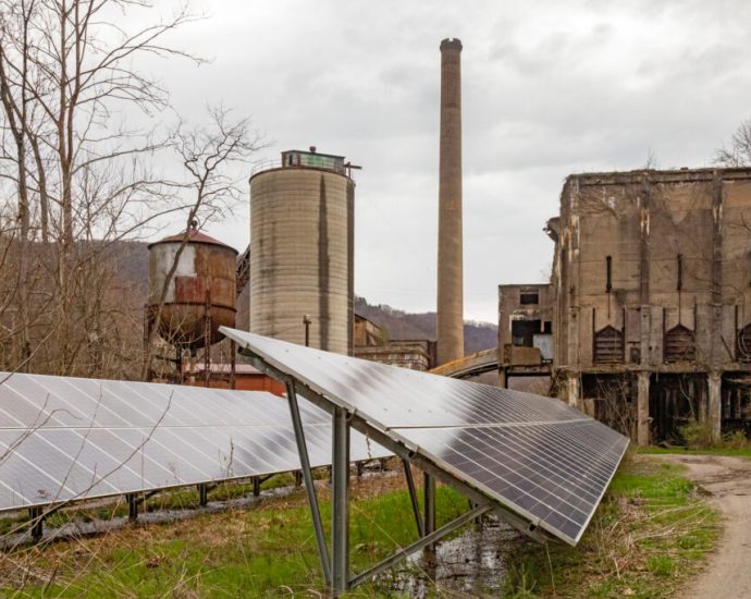 international-energy-report-projects-a-slower-transition-to-renewables,-but-oil-could-still-peak-this-decade