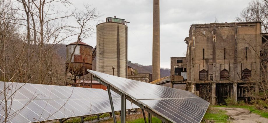 international-energy-report-projects-a-slower-transition-to-renewables,-but-oil-could-still-peak-this-decade