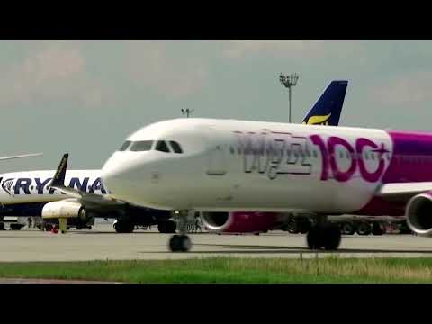 wizz-air-cuts-revenue-forecast,-flags-winter-capacity-challenge-|-reuters