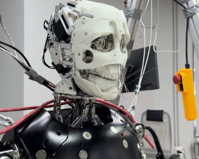 russia’s-first-autonomous-humanoid-robot-staggers-and-falls-on-debut