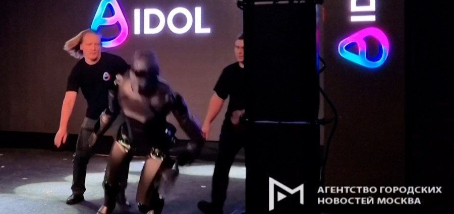 russian-ai-robot-falls-onstage-during-debut