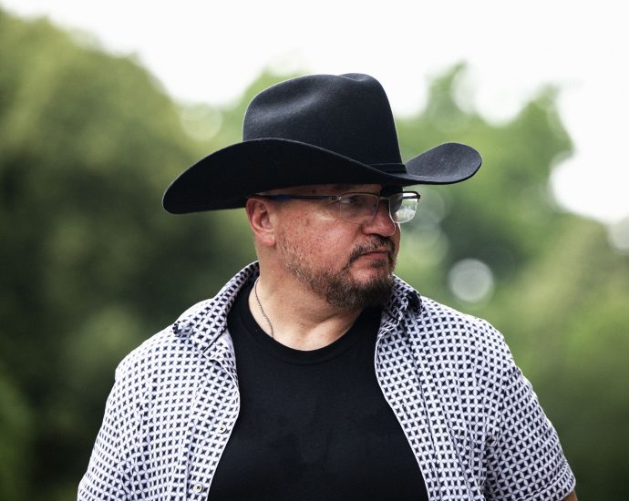 stewart-rhodes-relaunched-the-oath-keepers.-even-old-oath-keepers-don’t-care