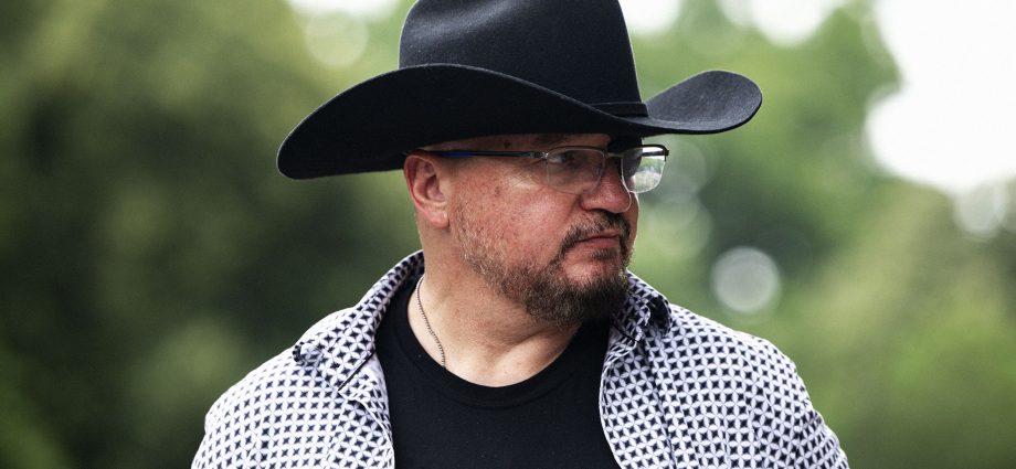 stewart-rhodes-relaunched-the-oath-keepers.-even-old-oath-keepers-don’t-care