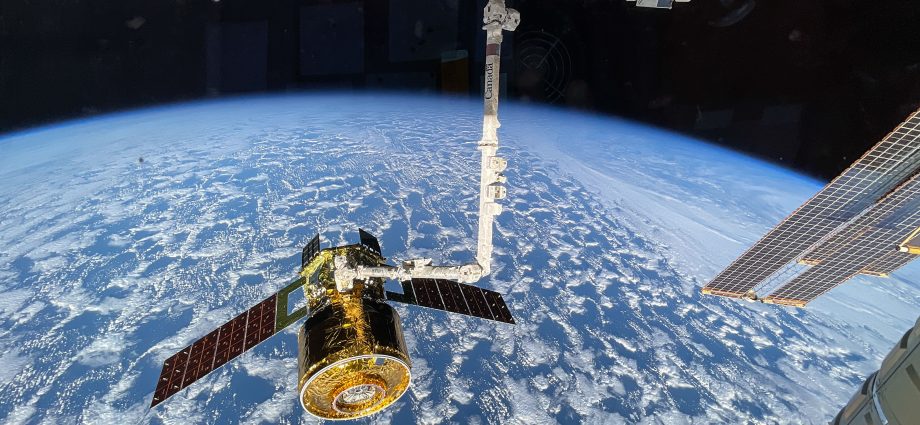 expedition-73-crew-works-cardiovascular-research-and-spacesuits-on-thursday