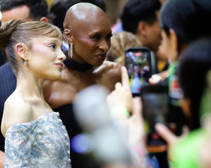 ariana-grande-targeted-by-fan-at-‘wicked’-singapore-premiere,-cynthia-erivo-steps-in-to-help