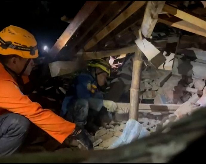 rescue-teams-search-at-scene-of-indonesia-landslide