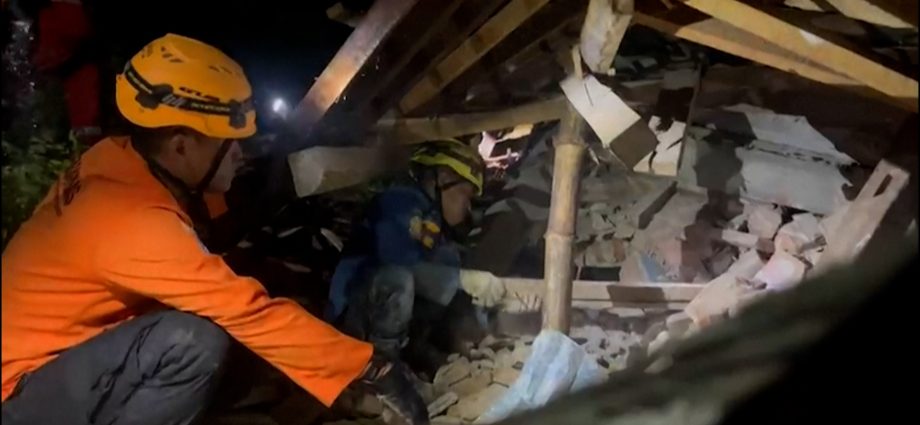 rescue-teams-search-at-scene-of-indonesia-landslide