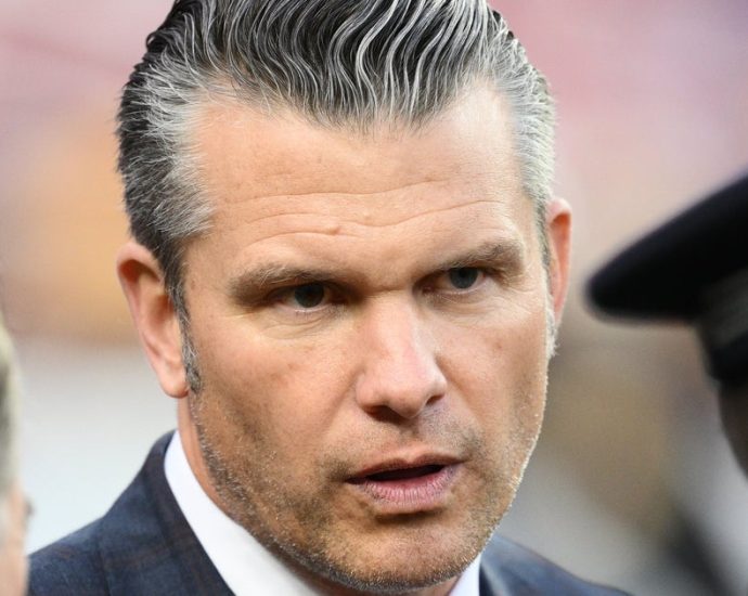 pete-hegseth’s-sign-screwing-moment-mocked-as-the-perfect-metaphor