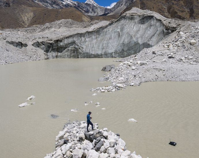 melting-glaciers-in-the-himalayas-feed-lakes-that-threaten-towns-below