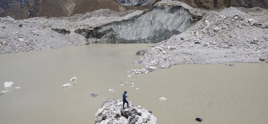 melting-glaciers-in-the-himalayas-feed-lakes-that-threaten-towns-below
