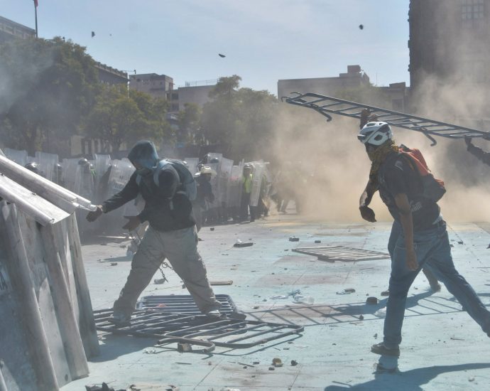 protest-in-mexico-inspired-by-gen-z-movement-draws-older-gov’t-critics