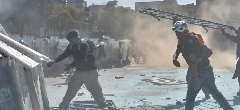 protest-in-mexico-inspired-by-gen-z-movement-draws-older-gov’t-critics