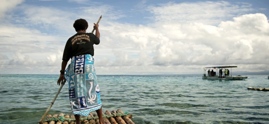 the-oyster-farmers-battling-climate-change-in-fiji’s-troubled-seas