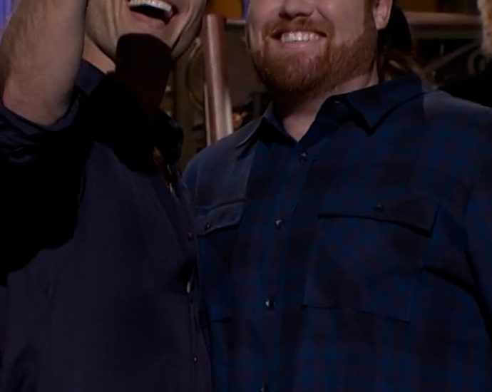 glen-powell-invites-ups-guy-to-‘snl’-debut