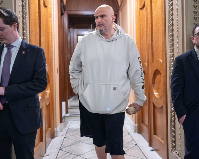 fetterman-reveals-20-stitches-following-fall,-says-he’s-made-a-‘full-recovery’