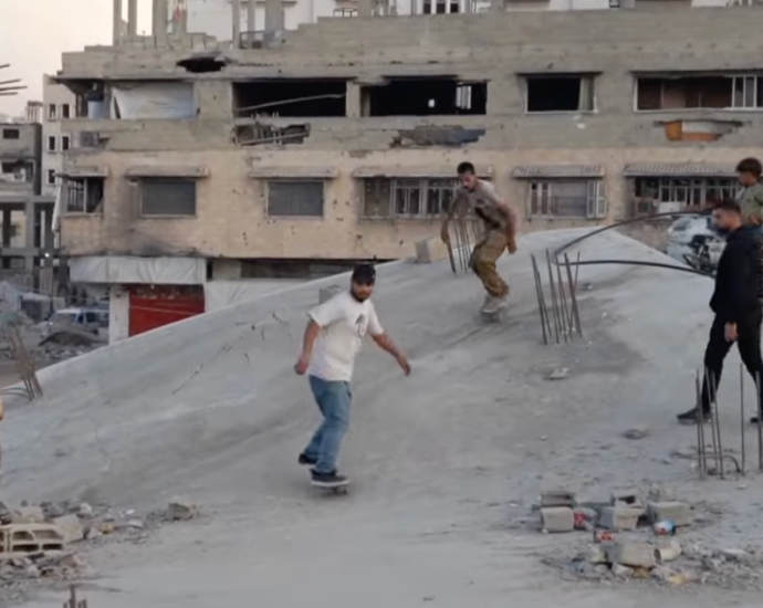 skateboarding-helps-gaza-children-with-trauma-amid-ruins,-adds-rare-joy