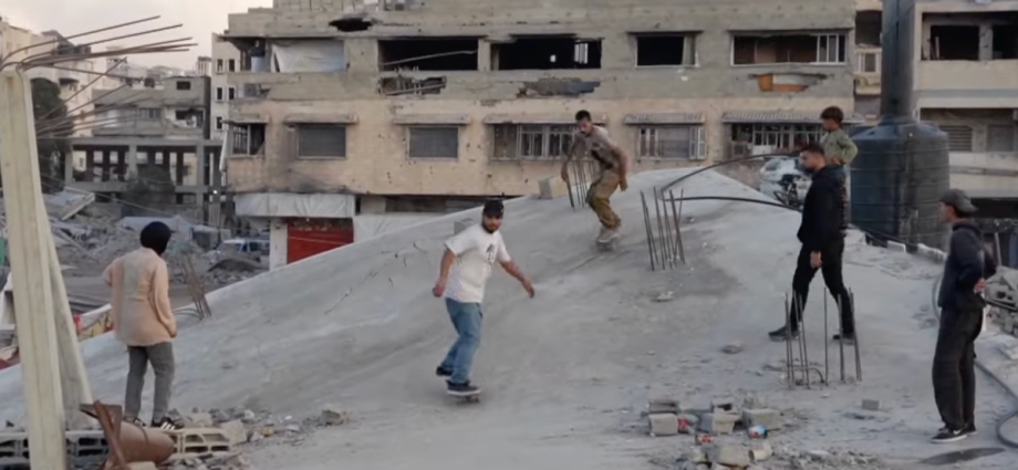 skateboarding-helps-gaza-children-with-trauma-amid-ruins,-adds-rare-joy