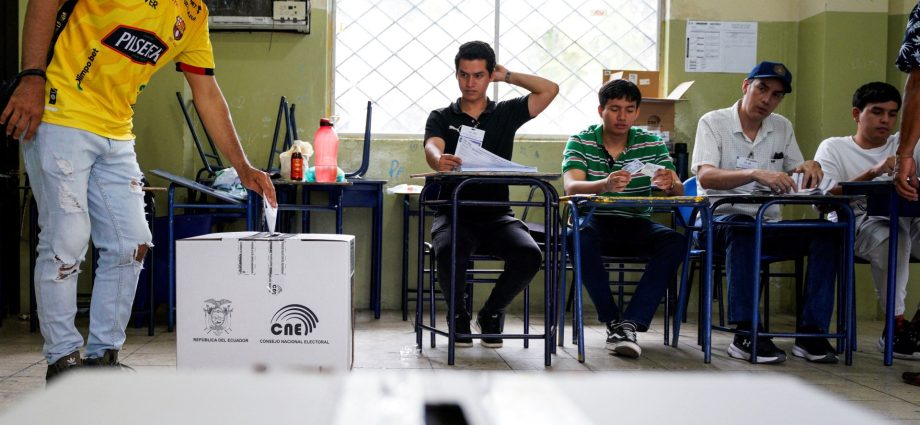 ecuador-votes-on-return-of-us-military-bases-to-tackle-drug-violence