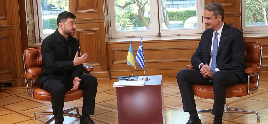 zelenskyy-signs-lng-deal-with-greece,-the-first-eu-country-to-adopt-us-energy-agenda