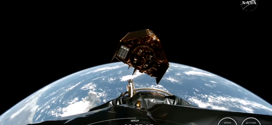 sea-level-monitoring-satellite-flying-solo