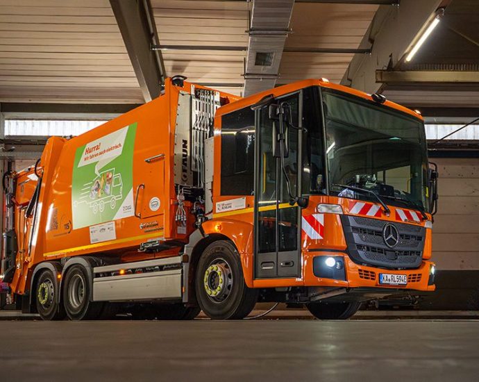 karlsruhe-waste-disposal-agency-deploys-18-mercedes-benz-eeconic-electric-trucks