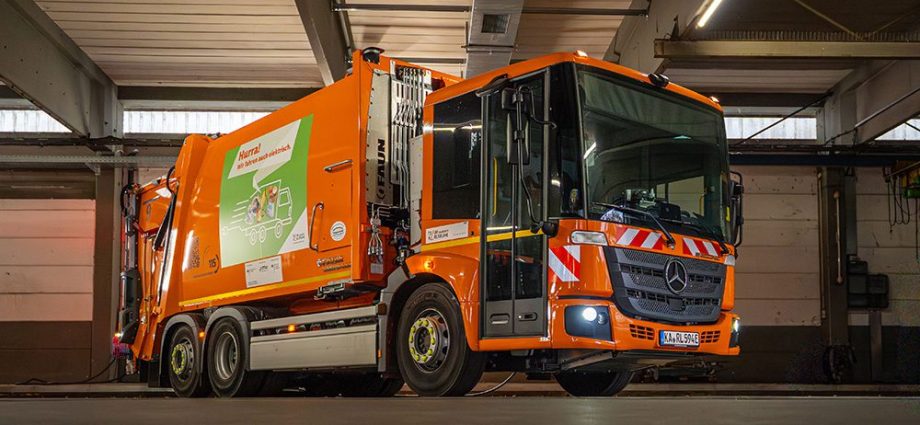 karlsruhe-waste-disposal-agency-deploys-18-mercedes-benz-eeconic-electric-trucks