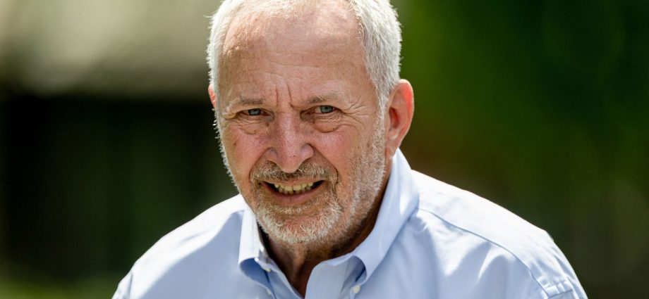 ‘i-am-deeply-ashamed’:-larry-summers-to-step-back-from-public-commitments-after-new-epstein-emails