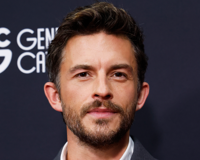 jonathan-bailey-opens-up-about-growing-up-gay-and-feeling-‘scared-and-alone’