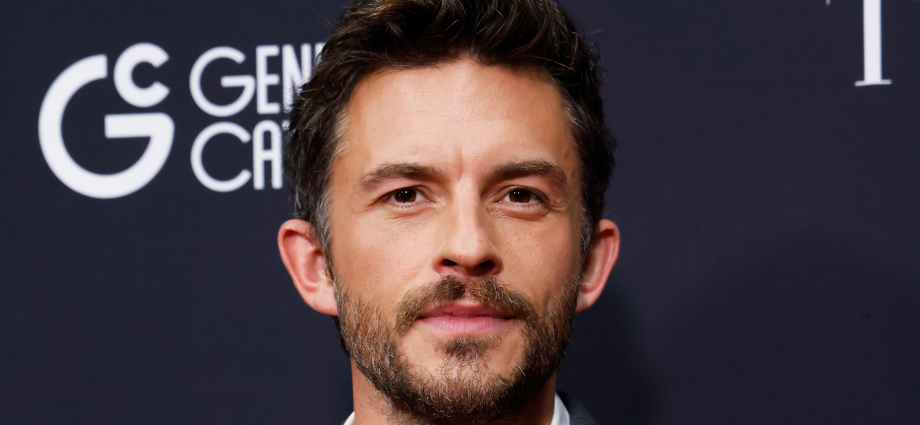 jonathan-bailey-opens-up-about-growing-up-gay-and-feeling-‘scared-and-alone’