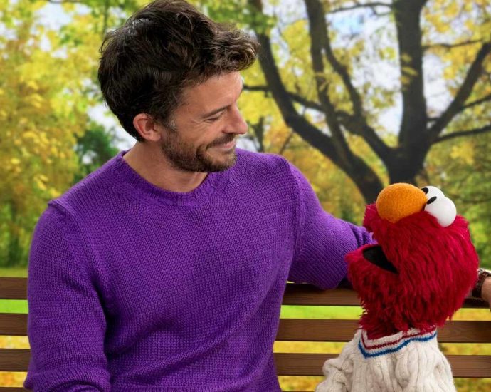 jonathan-bailey-shares-a-tender-moment-with-elmo-on-‘sesame-street’