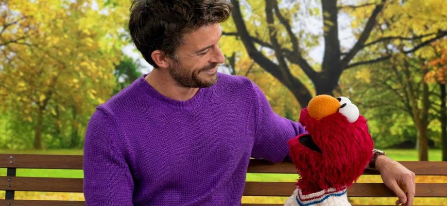 jonathan-bailey-shares-a-tender-moment-with-elmo-on-‘sesame-street’