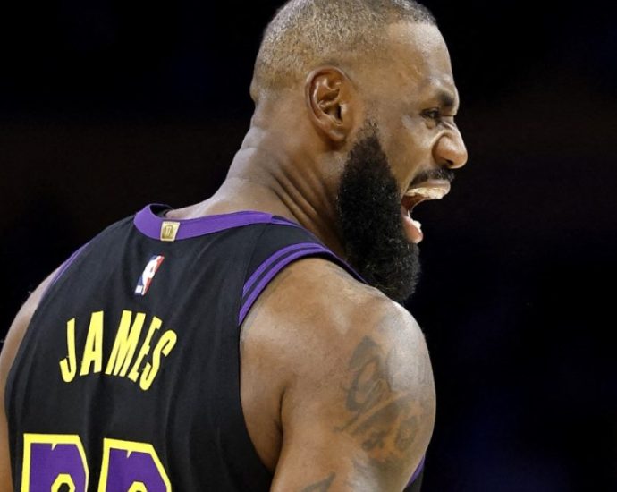 record-breaking-lebron-james-returns-as-la-lakers-down-utah-jazz