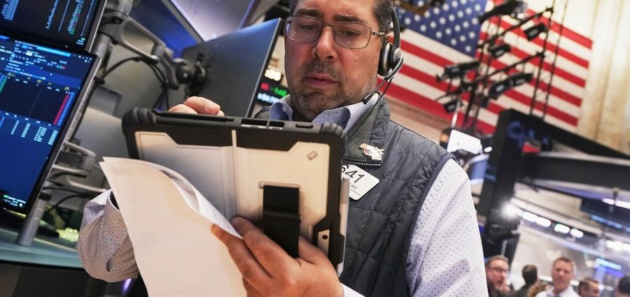 stocks-continue-to-slide-as-wall-street-watches-for-nvidia-earnings