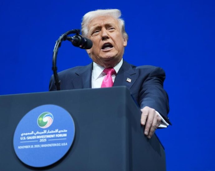 the-traitor-calls-democrats-‘traitors’-for-urging-military-to-‘refuse-illegal-orders’