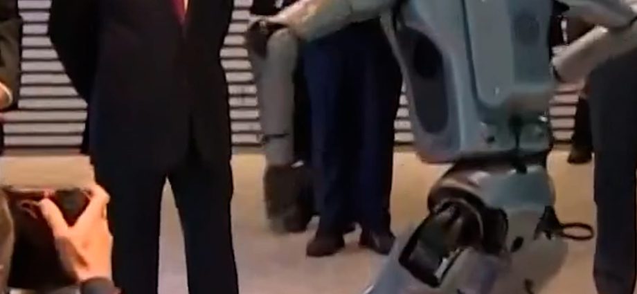 ai-powered-humanoid-robot-dances-for-putin-in-russia