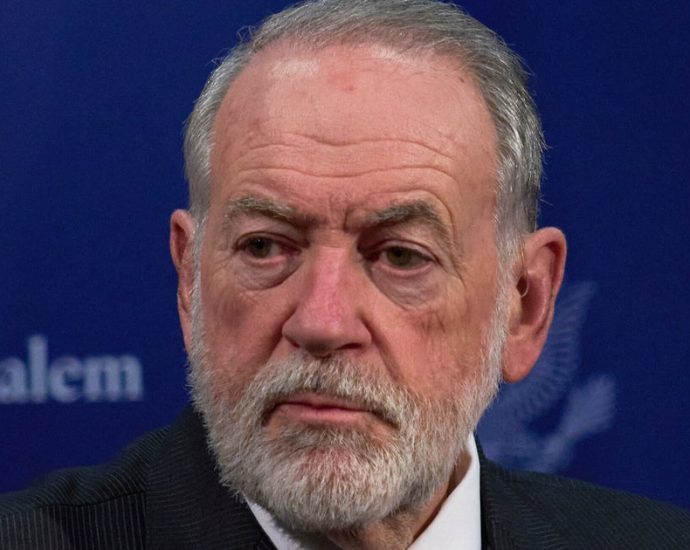 secret-huckabee-meeting-with-convicted-spy-alarms-us.-officials:-report