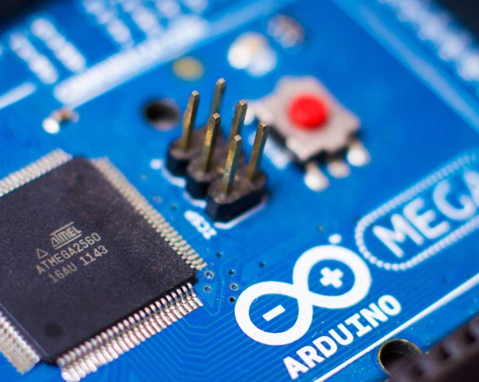 makers-slam-qualcomm-for-tightening-the-clamps-on-arduino
