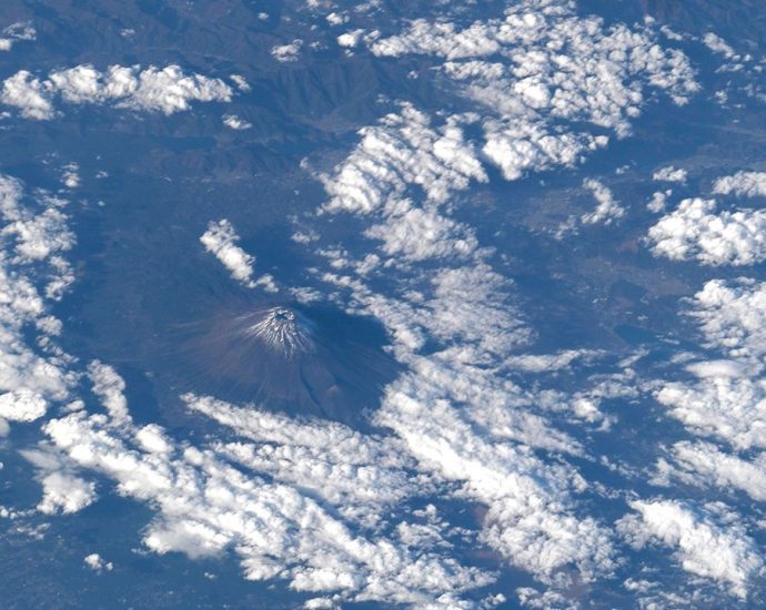 NASA astronaut shows how to ‘weigh’ yourself in space | On the ISS this week Nov. 17-21, 2025