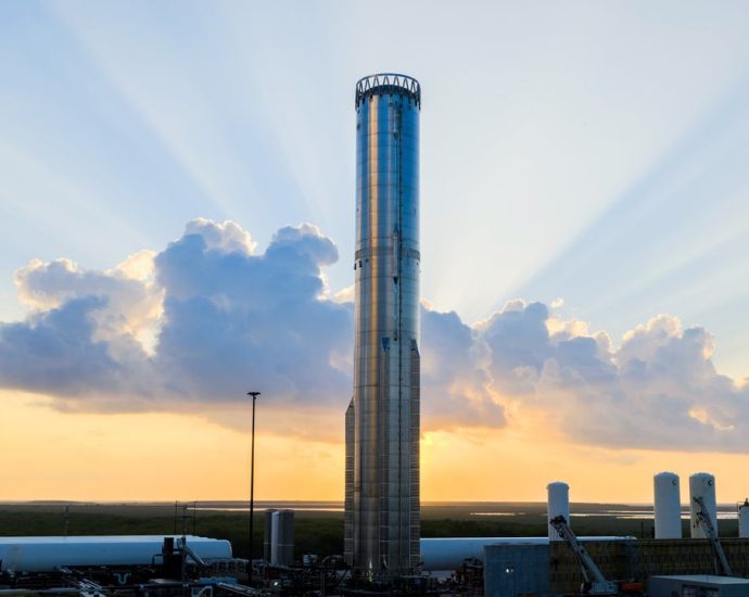 SpaceX’s 1st ‘Version 3’ Super Heavy Starship booster buckles under pressure during initial tests
