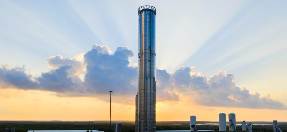 SpaceX’s 1st ‘Version 3’ Super Heavy Starship booster buckles under pressure during initial tests