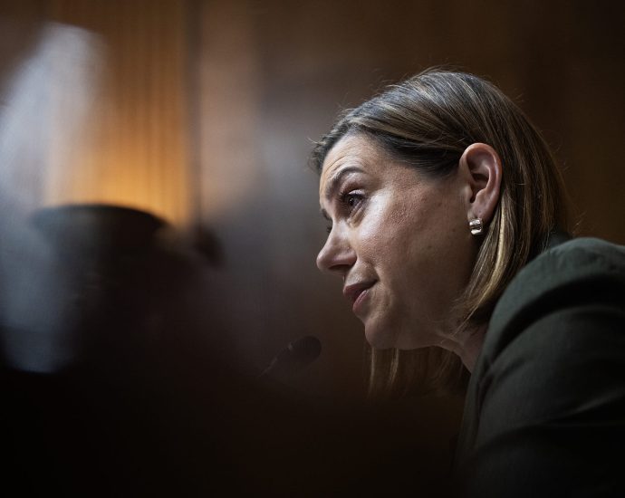 sen.-elissa-slotkin-receives-bomb-threat-after-urging-military-to-‘refuse-illegal-orders’