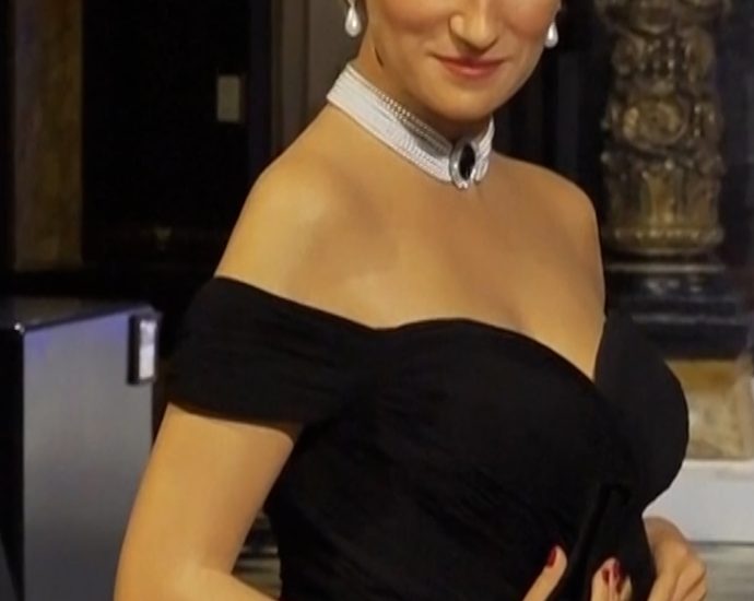 princess-diana-wax-figure-unveiled-in-paris