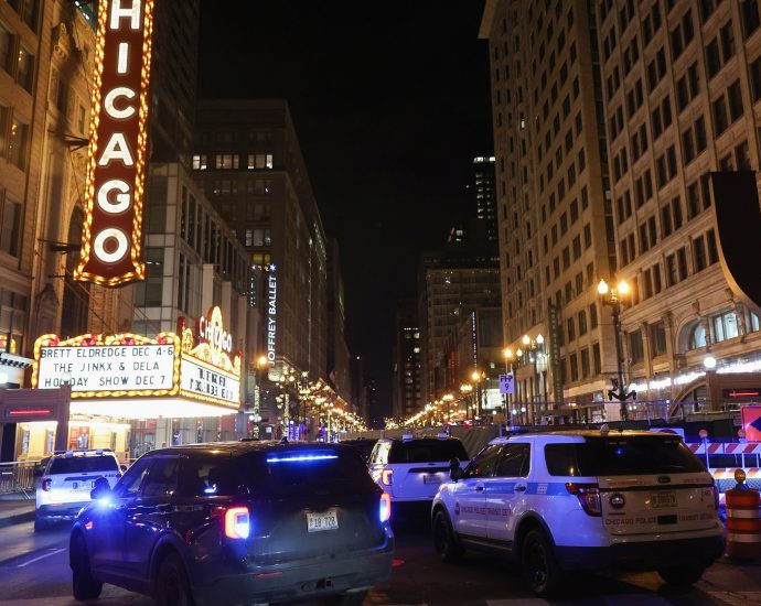 14-year-old-dies,-multiple-people-injured-in-2-shootings-in-downtown-chicago