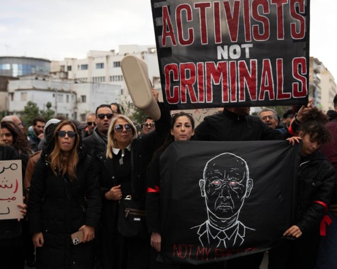 ‘enough-repression’:-thousands-of-tunisians-protest-against-kais-saied