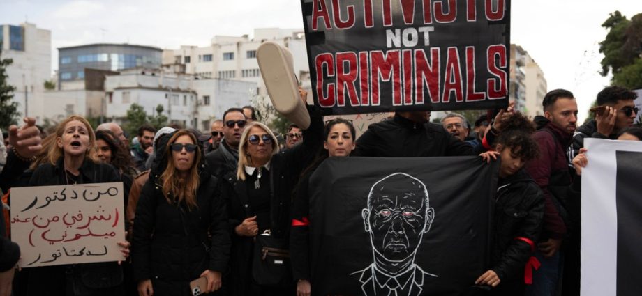 ‘enough-repression’:-thousands-of-tunisians-protest-against-kais-saied